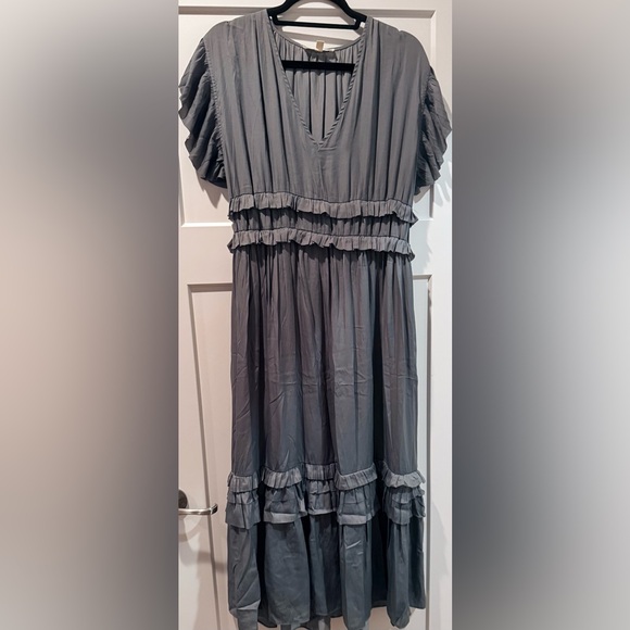 grade & gather Dresses & Skirts - Chic Gray Ruffle Midi Dress